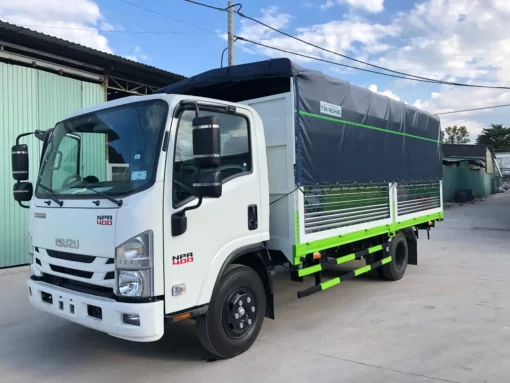 Giá xe tải Isuzu NPR 400 thùng mui bạt rất hợp lý, đặc biệt khi kết hợp với động cơ bền bỉ, thân thiện với môi trường và siêu tiết kiệm nhiên liệu. Đây được coi là dòng xe "hot" nhất hiện nay đang có mặt tại Isuzu Vân Nam.