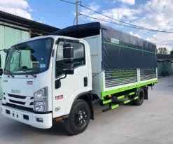 Giá xe tải Isuzu NPR 400 thùng mui bạt rất hợp lý, đặc biệt khi kết hợp với động cơ bền bỉ, thân thiện với môi trường và siêu tiết kiệm nhiên liệu. Đây được coi là dòng xe 